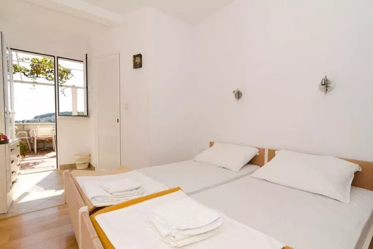 Guest House Misita - Triple Room with Balcony and Sea View-Bedroom