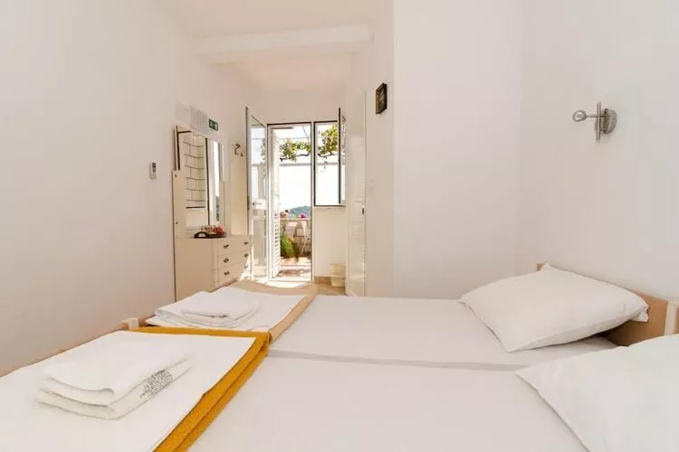 Guest House Misita - Triple Room with Balcony and Sea View-Bedroom