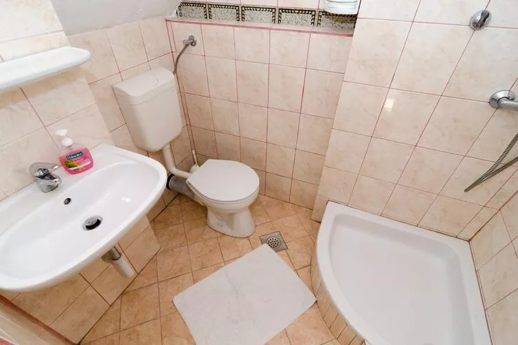 Guest House Misita - Triple Room with Balcony and Sea View-Bathroom