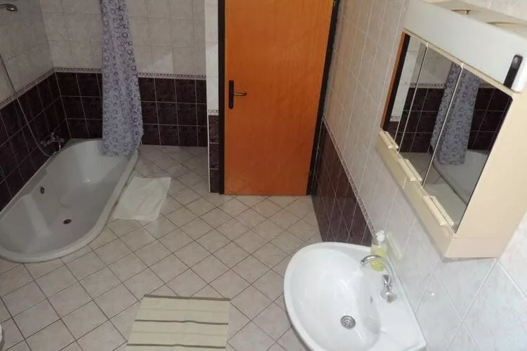 Apartments Travarevic - Two-Bedroom Apartment (4 Adults) No2-Salle de bain