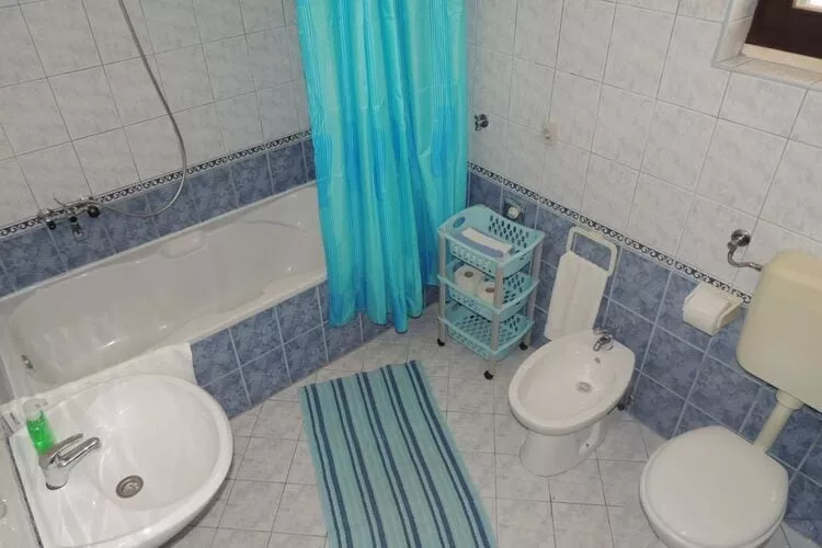 Apartments Travarevic - Two-Bedroom Duplex (6 Adults)-Bathroom
