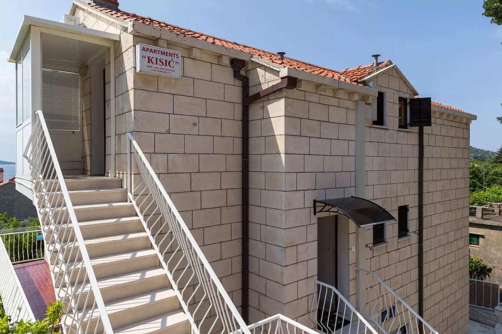 Apartments Kisic - Two-Bedroom Apartment with Balcony and Sea View(potkrovlje)-Außenbereich