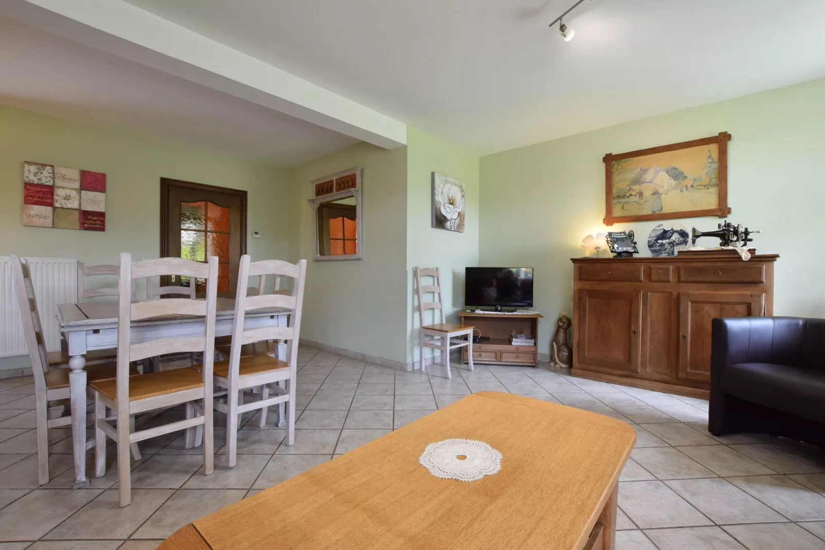 Emouchet-Living room