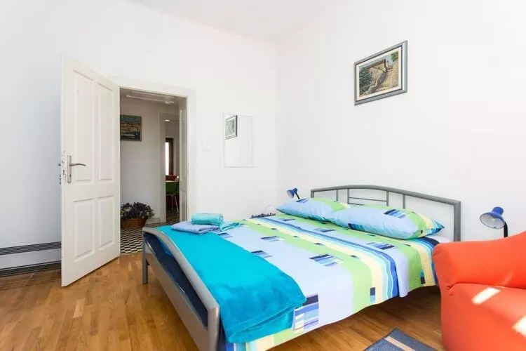 Apartment Blue & Green -  Two-Bedroom Apartment with Terrace and Garden View-Chambre