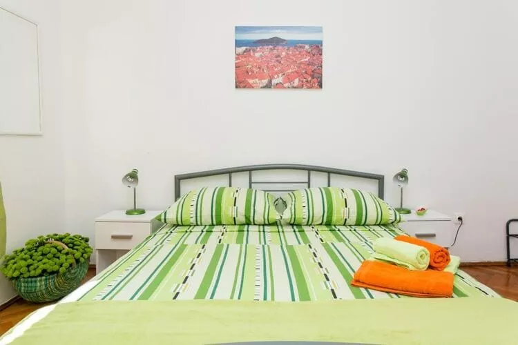 Apartment Blue & Green -  Two-Bedroom Apartment with Terrace and Garden View-Chambre