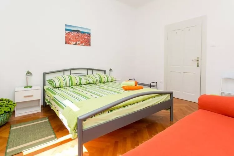 Apartment Blue & Green -  Two-Bedroom Apartment with Terrace and Garden View-Chambre