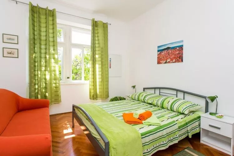 Apartment Blue & Green -  Two-Bedroom Apartment with Terrace and Garden View-Chambre