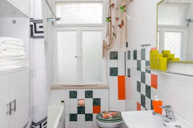Apartment Blue & Green -  Two-Bedroom Apartment with Terrace and Garden View-Salle de bain