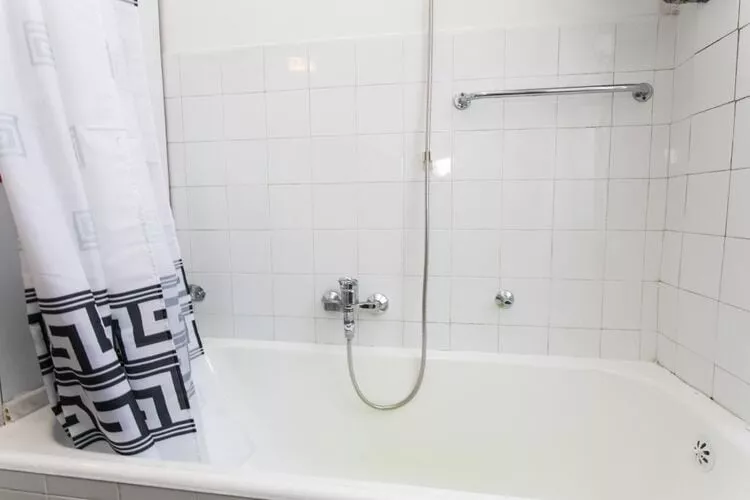 Apartment Blue & Green -  Two-Bedroom Apartment with Terrace and Garden View-Salle de bain