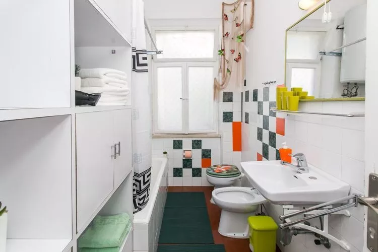 Apartment Blue & Green -  Two-Bedroom Apartment with Terrace and Garden View-Salle de bain