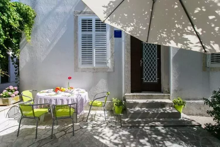 Apartment Blue & Green -  Two-Bedroom Apartment with Terrace and Garden View-Terrasse