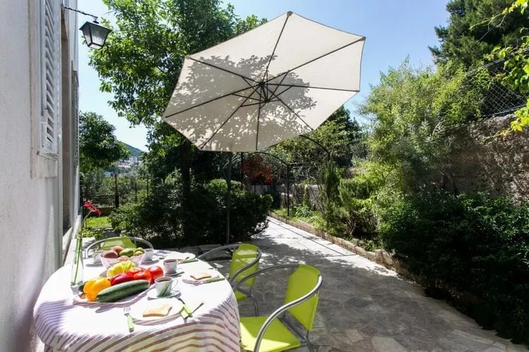 Apartment Blue & Green -  Two-Bedroom Apartment with Terrace and Garden View-Terrasse