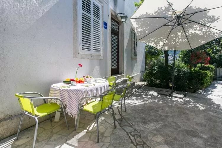 Apartment Blue & Green -  Two-Bedroom Apartment with Terrace and Garden View-Extérieur