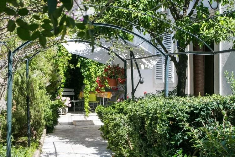 Apartment Blue & Green -  Two-Bedroom Apartment with Terrace and Garden View-Extérieur