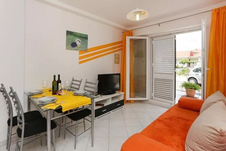 Apartments Pojko - One-Bedroom Apartment with Terrace (Yellow)-Living room