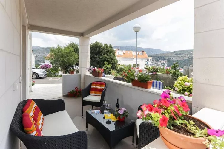 Apartments Pojko - One-Bedroom Apartment with Terrace (Yellow)-Terrace