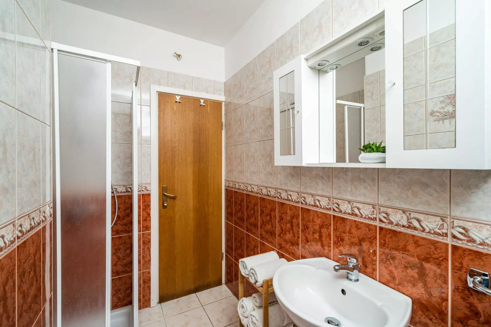 Apartments Nikolina (LU) - Studio with Sea View (3 Adults)-Bathroom