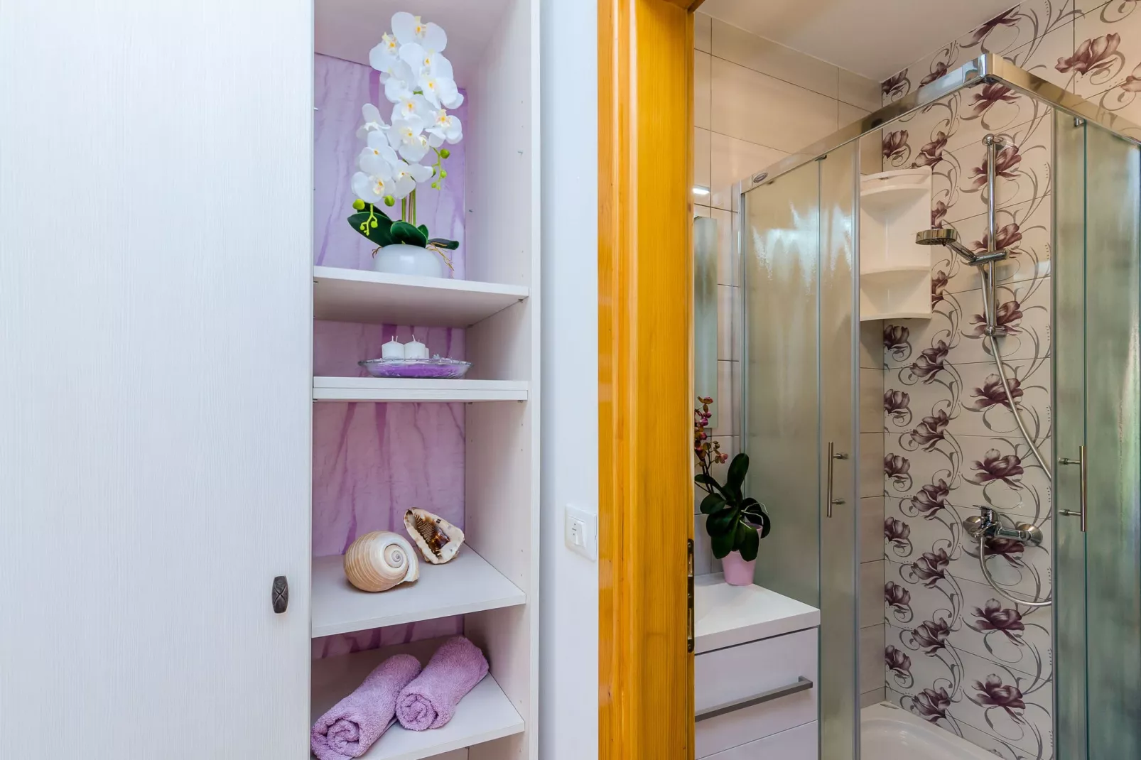 Apartments and Room Frane - Double Room-Bathroom