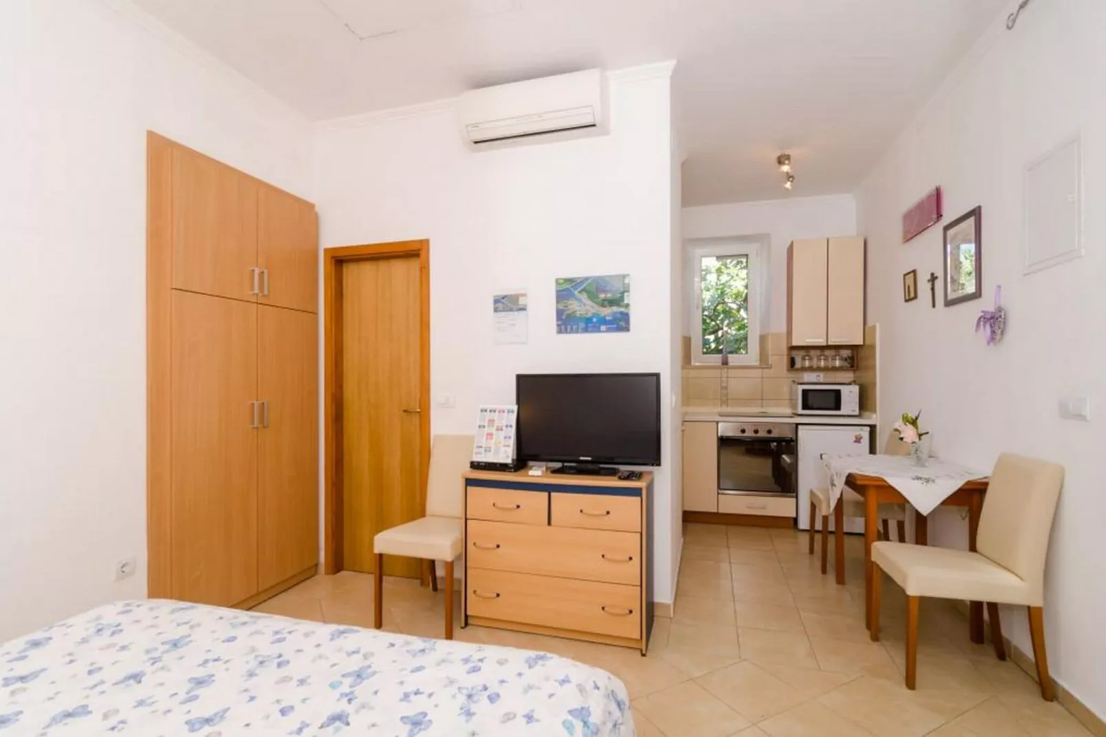 Apartments and Room Frane - Studio with Terrace-Chambre