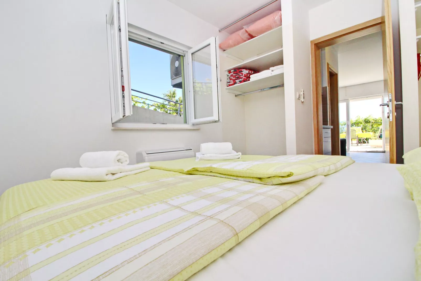 Apartments Gusti - One Bedroom Apartment with Terrace and Sea View-Schlafzimmer