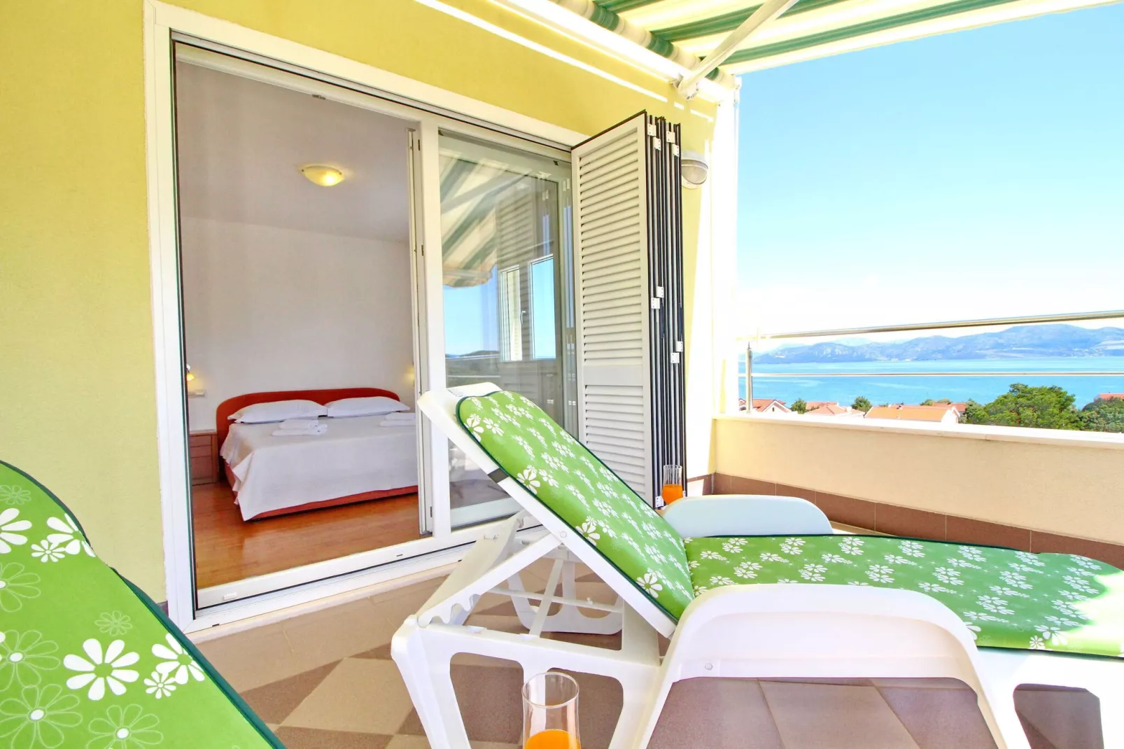 Apartments Gusti - One Bedroom Apartment with Terrace and Sea View-Außenbereich
