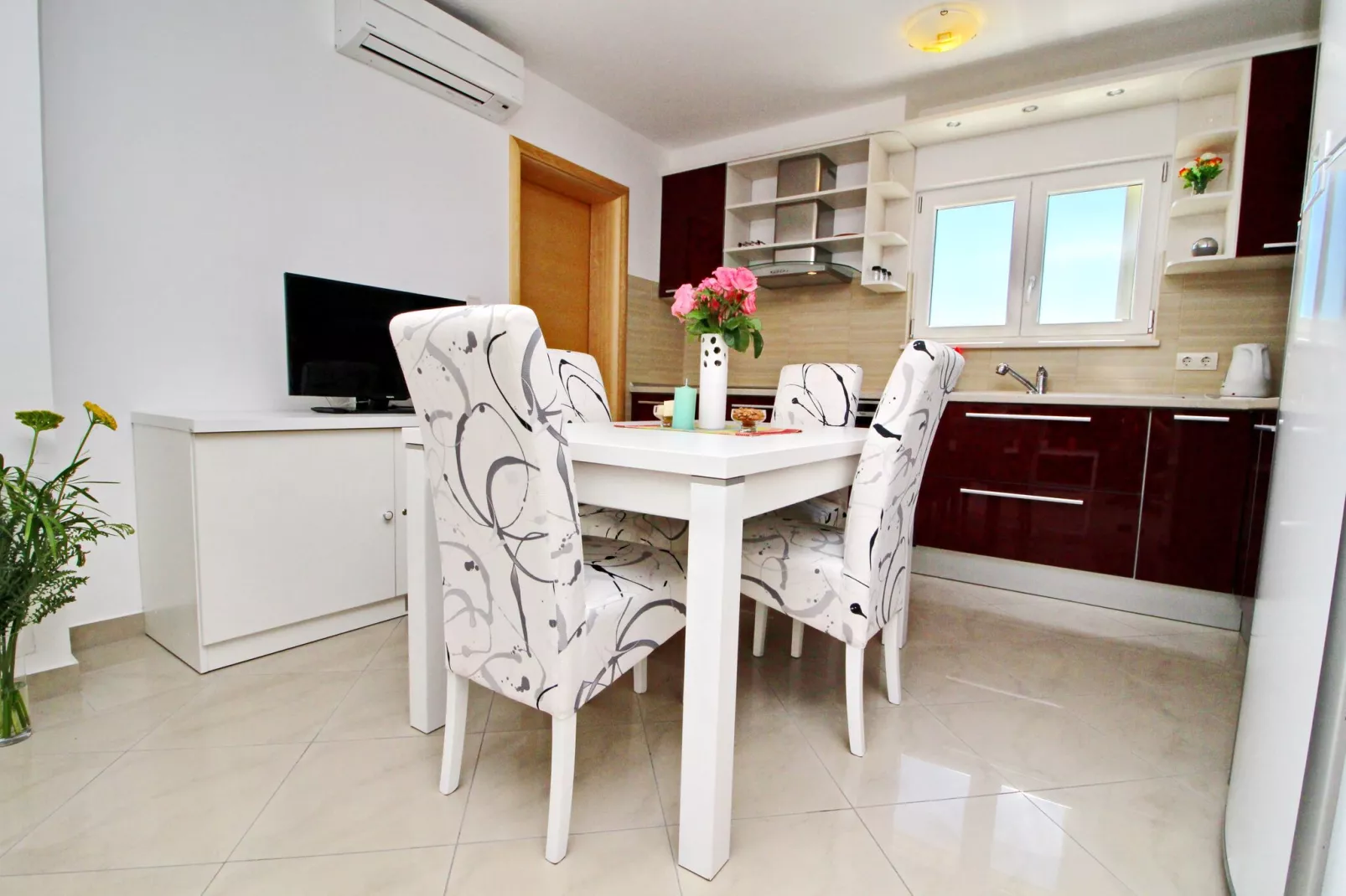Apartments Gusti - Two-Bedroom Apartment with Balcony and Sea View-Esszimmer