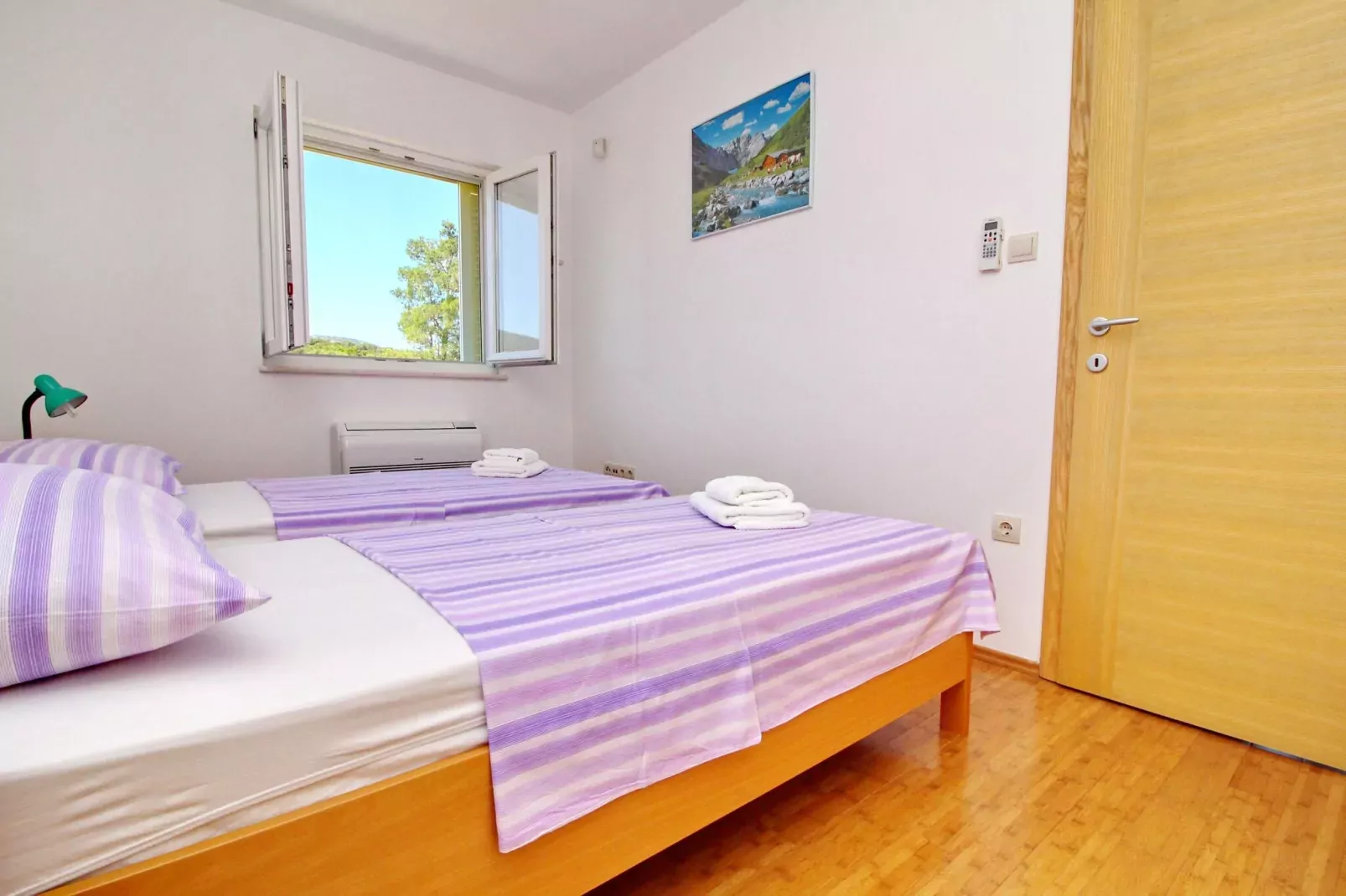 Apartments Gusti - Two-Bedroom Apartment with Balcony and Sea View-Schlafzimmer