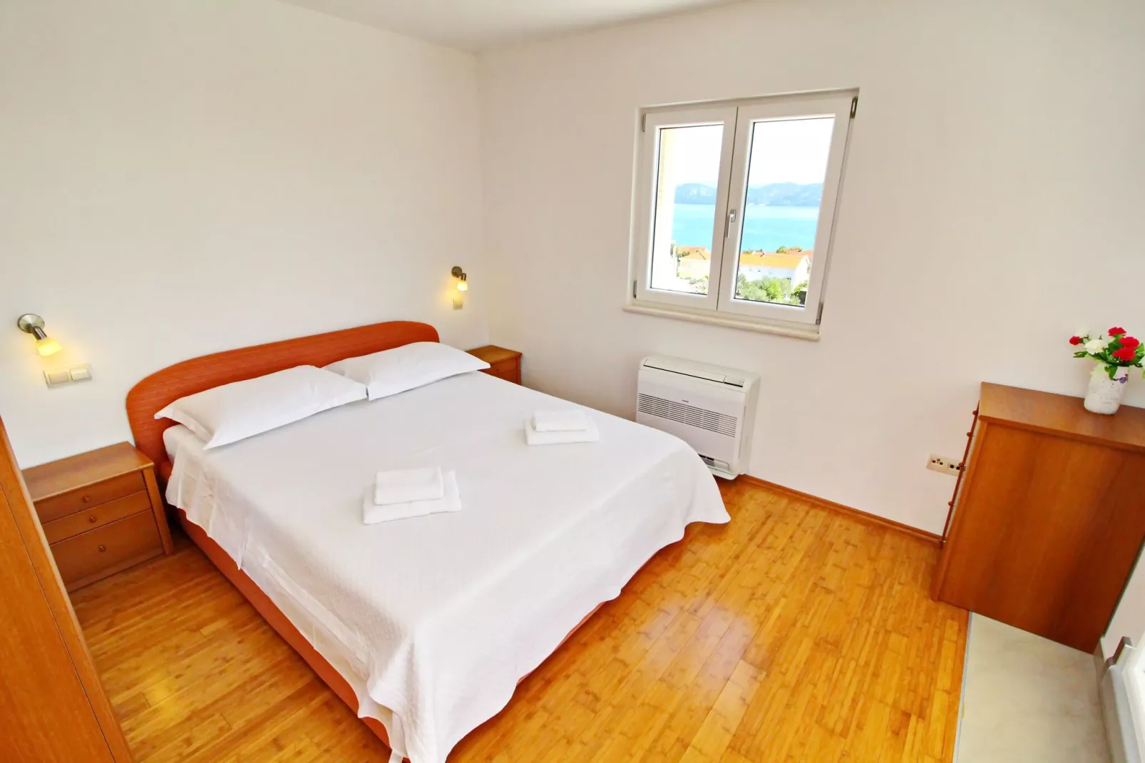Apartments Gusti - Two-Bedroom Apartment with Balcony and Sea View-Schlafzimmer