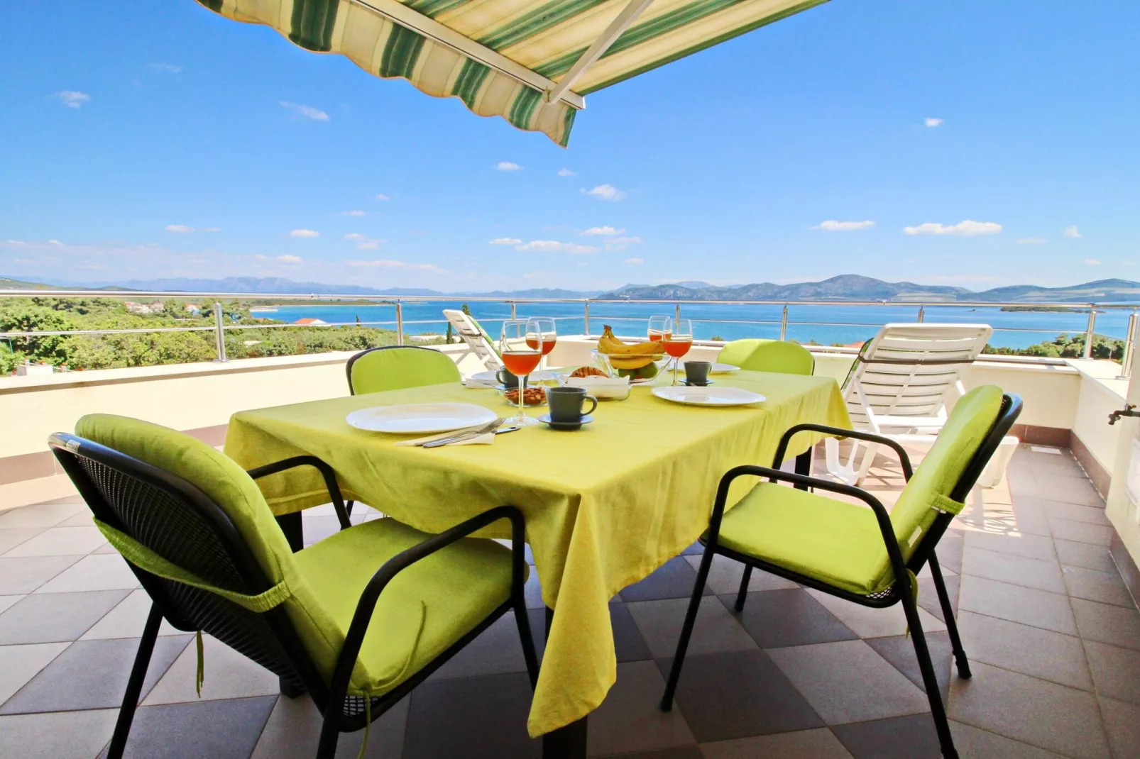 Apartments Gusti - Two-Bedroom Apartment with Balcony and Sea View-Terrassenbalkon