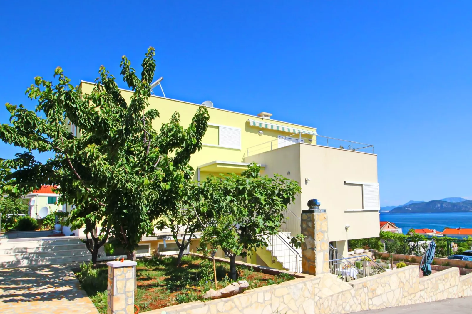 Apartments Gusti - Two-Bedroom Apartment with Balcony and Sea View-Außenbereich