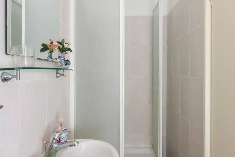 Apartments Tramonto - One Bedroom Apartment with Balcony and Sea View-Bathroom