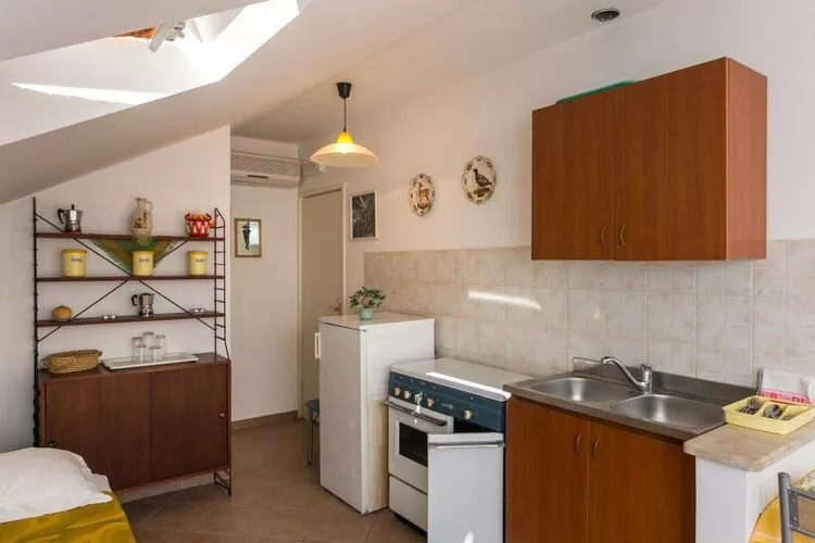 Apartments Tramonto - Studio Apartment with Balcony and Sea View-Kitchen