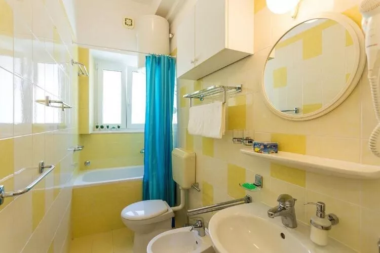Apartment Natasha - One-Bedroom Apartment with Sea View-Bathroom