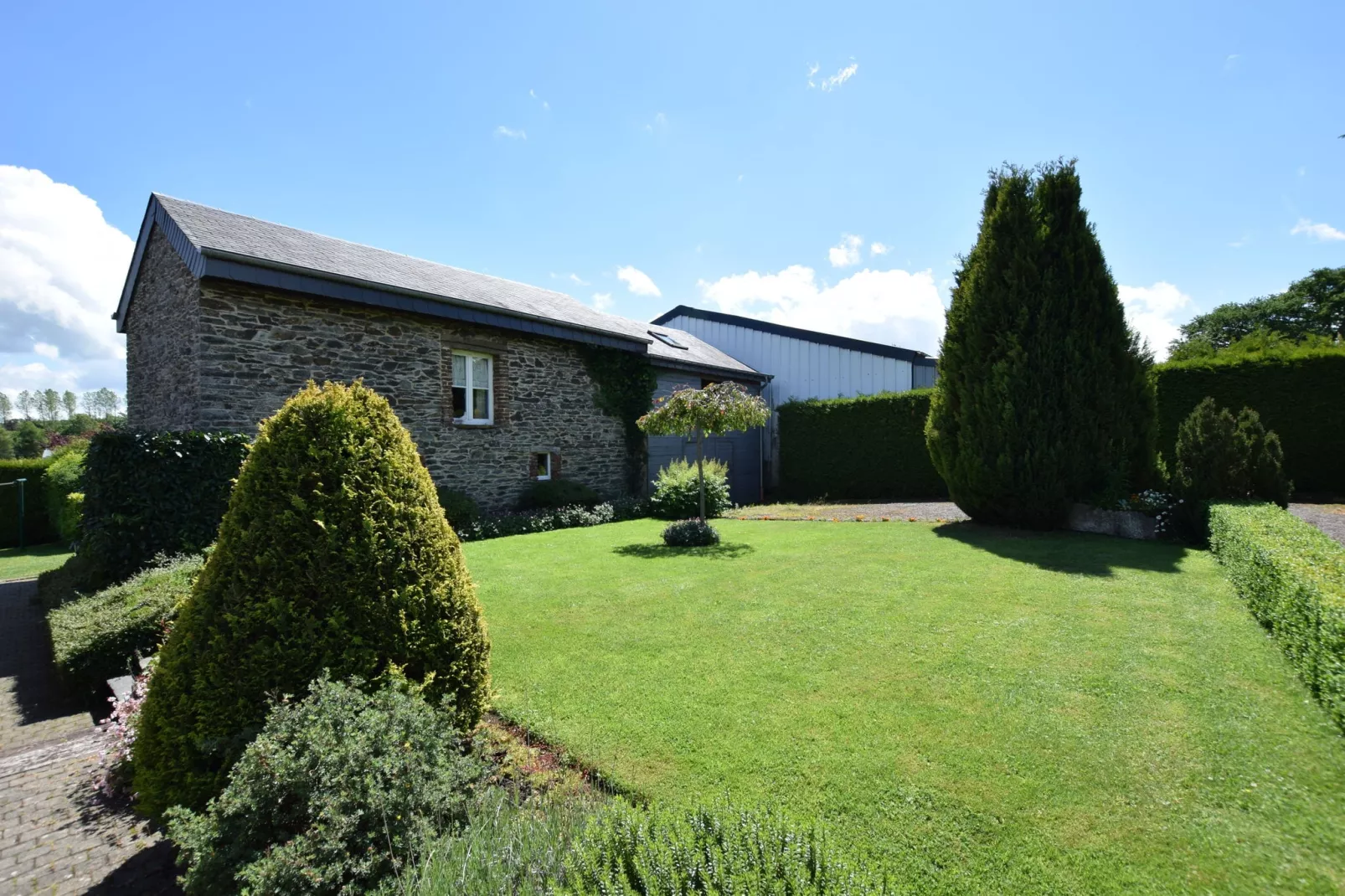 Le Sart-Gardens summer