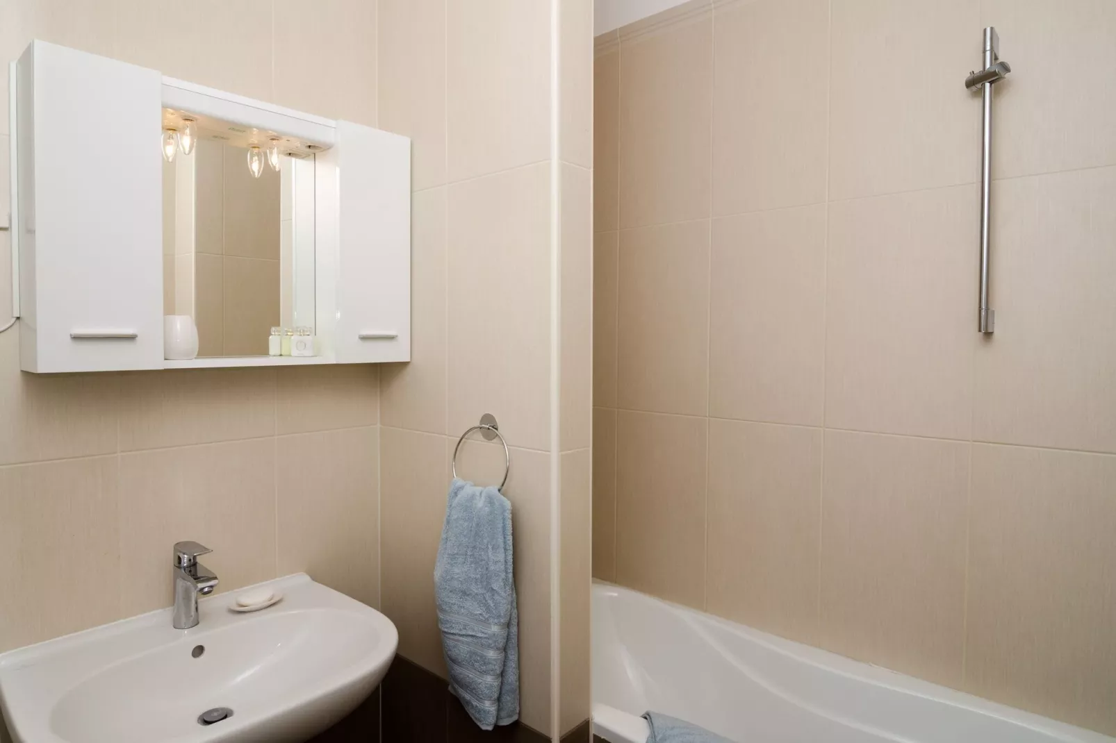 Apartment Atlant - One Bedroom Apartment with Balcony and Side Sea View-Bathroom