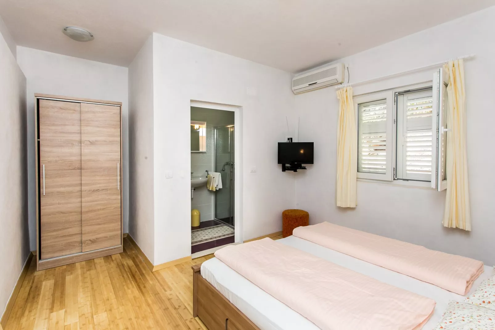 Guest House Oreb - One Bedroom Apartment with Terrace and Sea View-Chambre