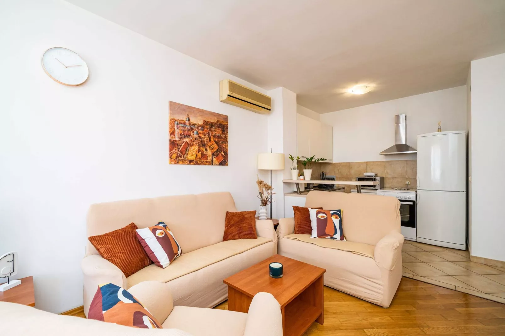 Down Town Apartments - One Bedroom Apartment with Balcony-Living room