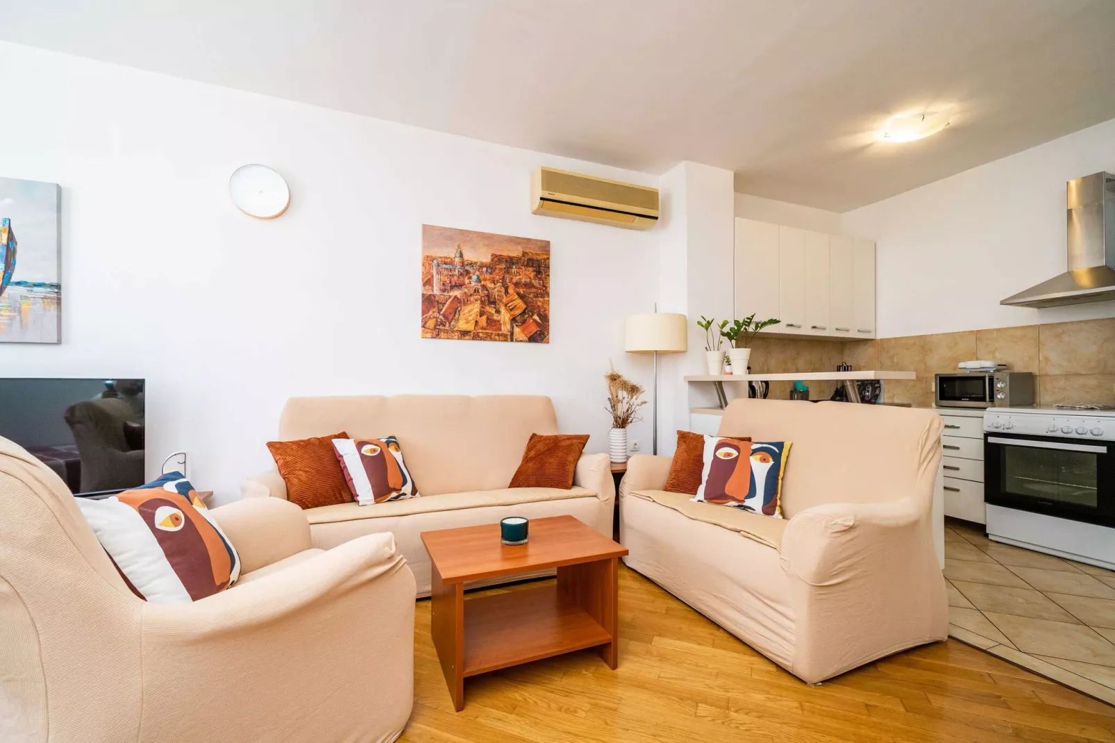 Down Town Apartments - One Bedroom Apartment with Balcony-Living room