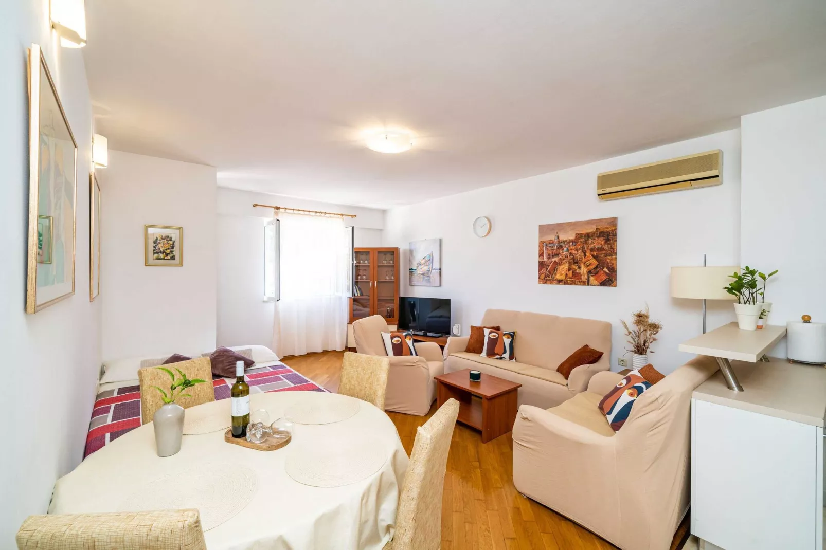 Down Town Apartments - One Bedroom Apartment with Balcony-Dining room