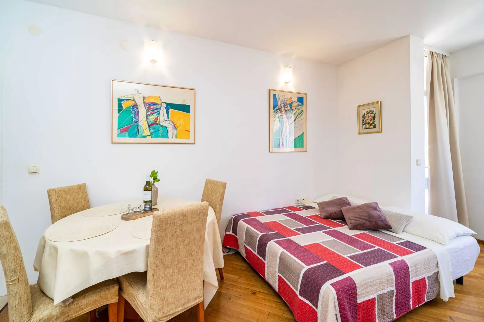 Down Town Apartments - One Bedroom Apartment with Balcony-Dining room