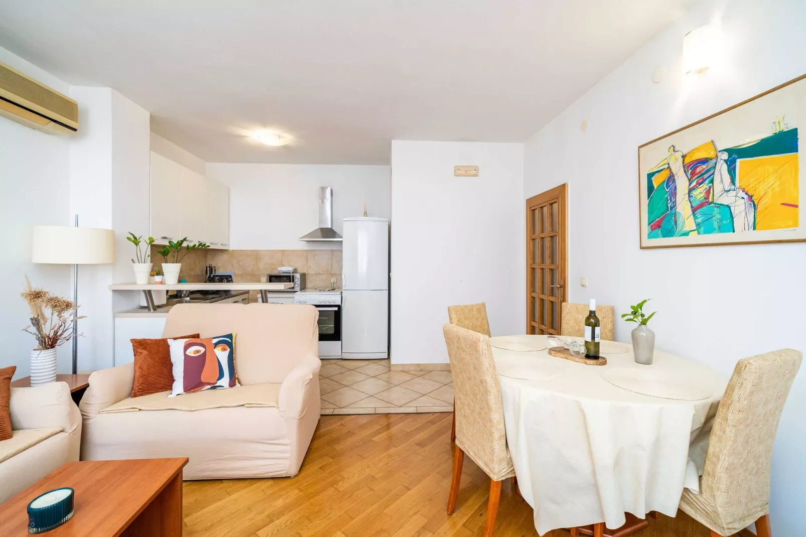 Down Town Apartments - One Bedroom Apartment with Balcony-Dining room