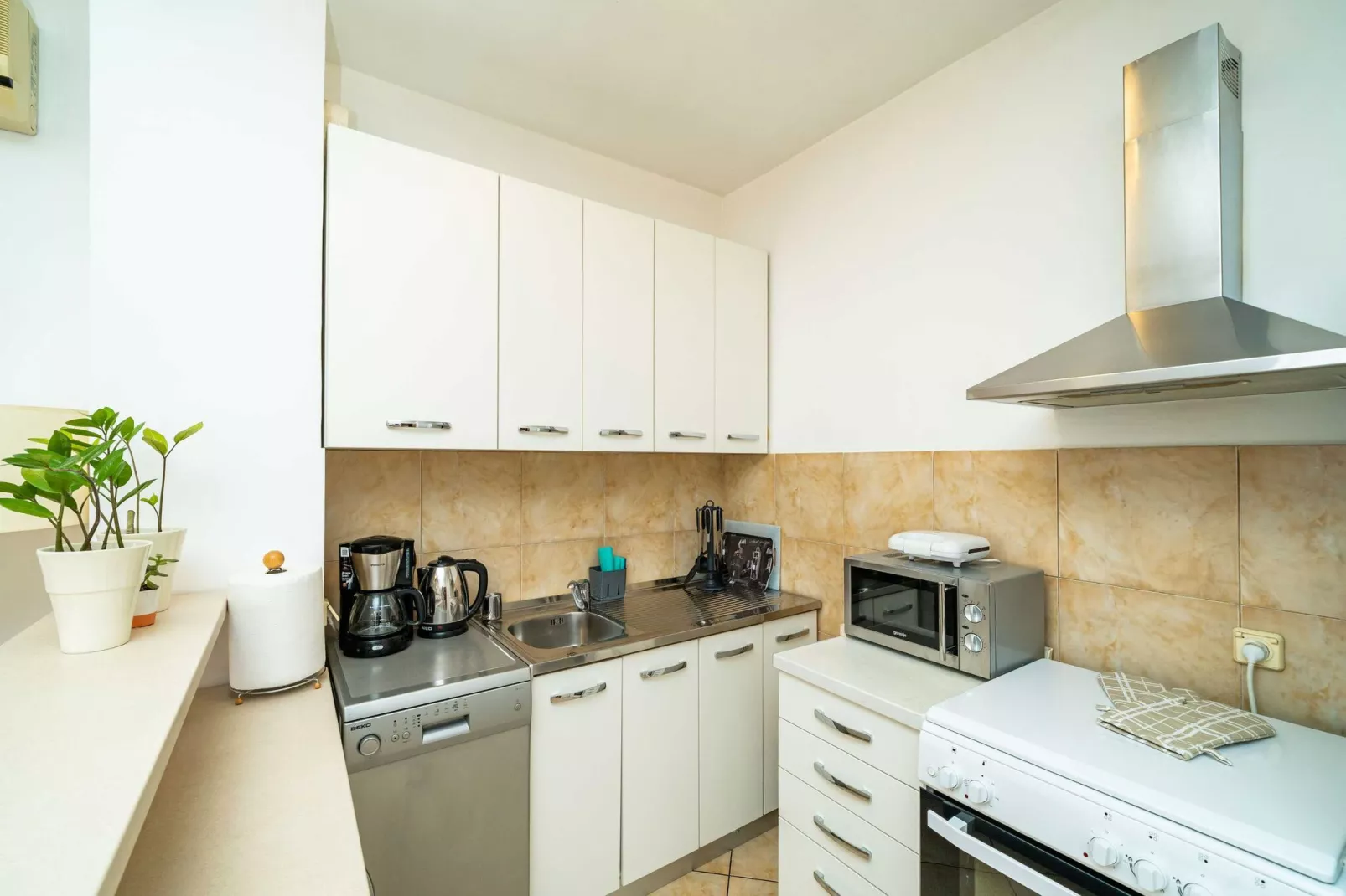 Down Town Apartments - One Bedroom Apartment with Balcony-Kitchen
