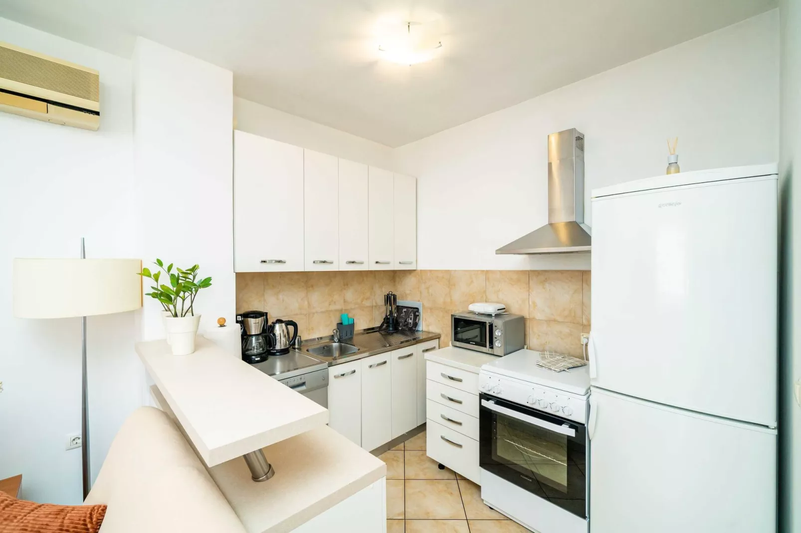 Down Town Apartments - One Bedroom Apartment with Balcony-Kitchen