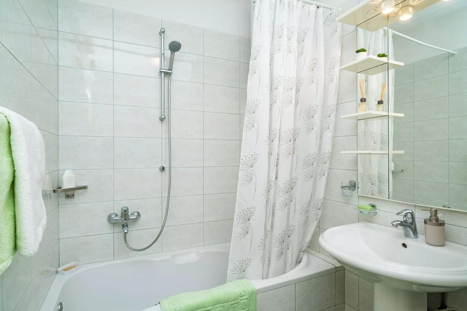 Down Town Apartments - One Bedroom Apartment with Balcony-Bathroom