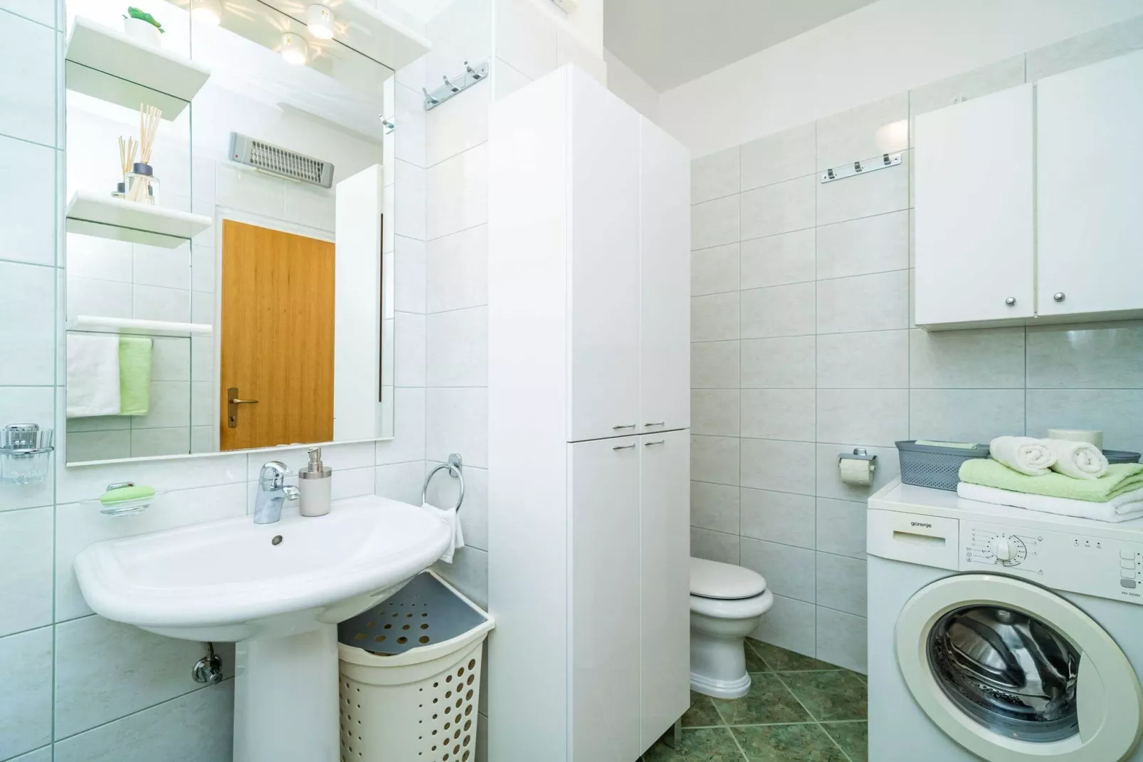 Down Town Apartments - One Bedroom Apartment with Balcony-Bathroom