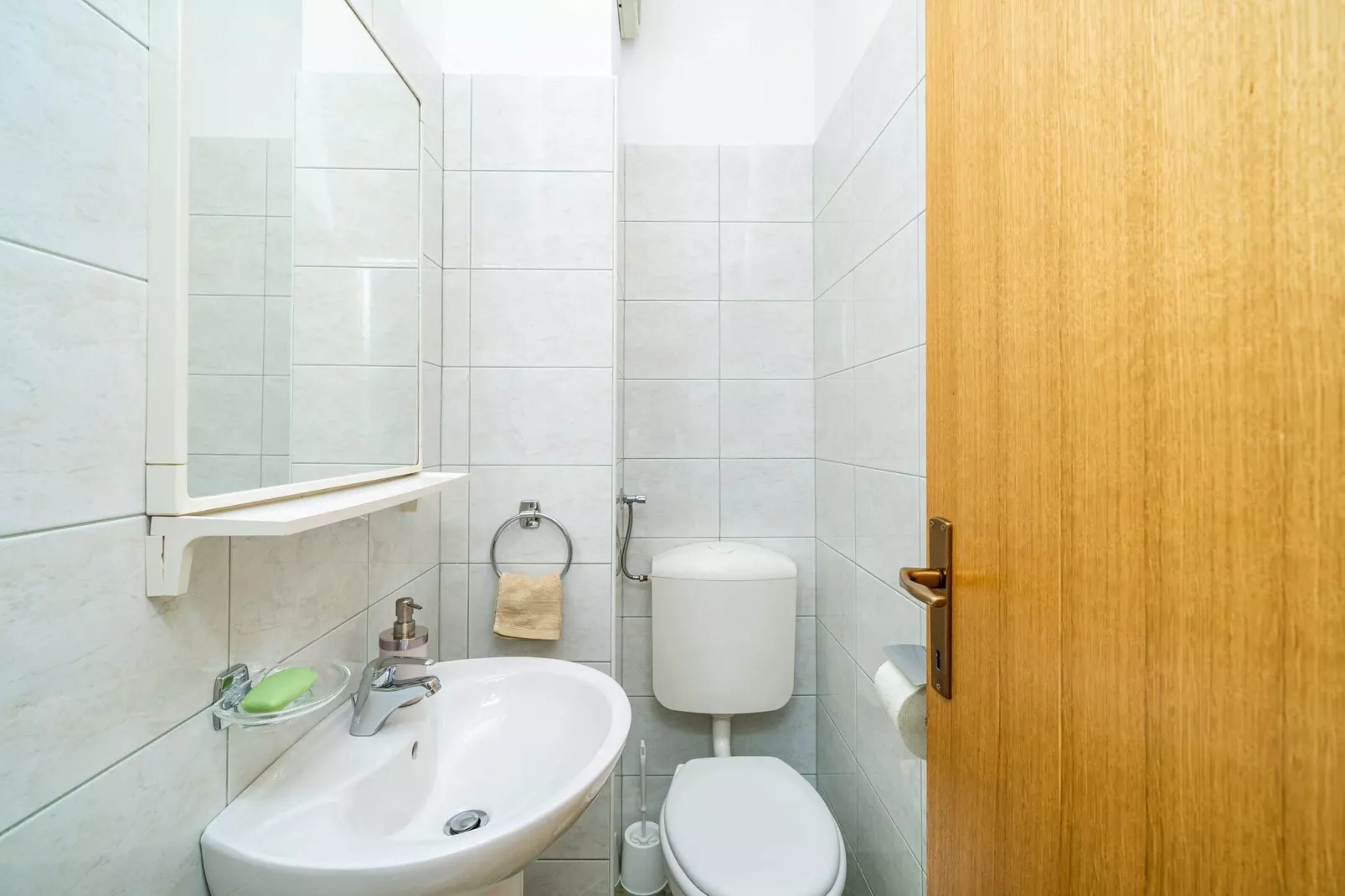 Down Town Apartments - One Bedroom Apartment with Balcony-Bathroom
