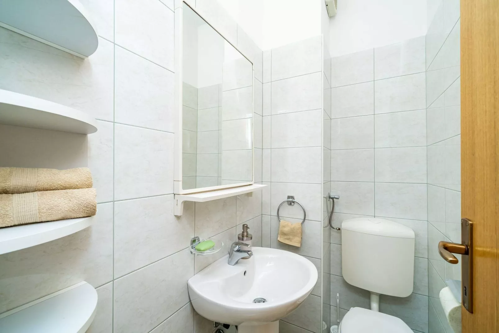 Down Town Apartments - One Bedroom Apartment with Balcony-Bathroom
