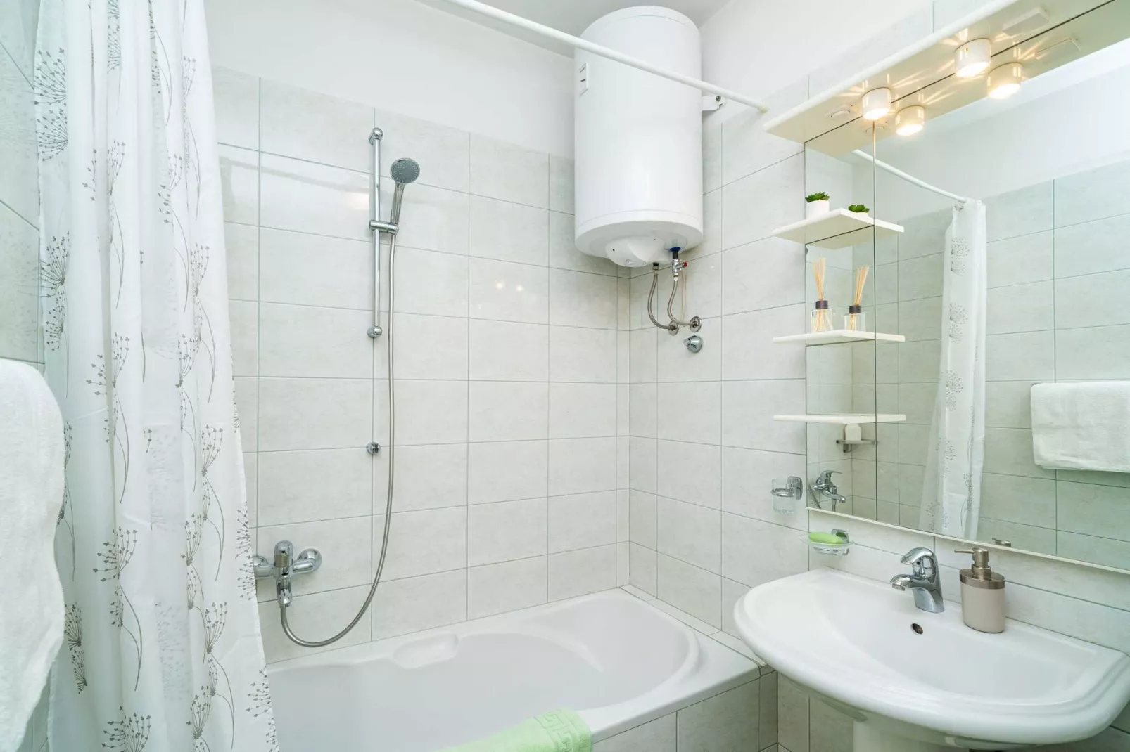 Down Town Apartments - One Bedroom Apartment with Balcony-Bathroom