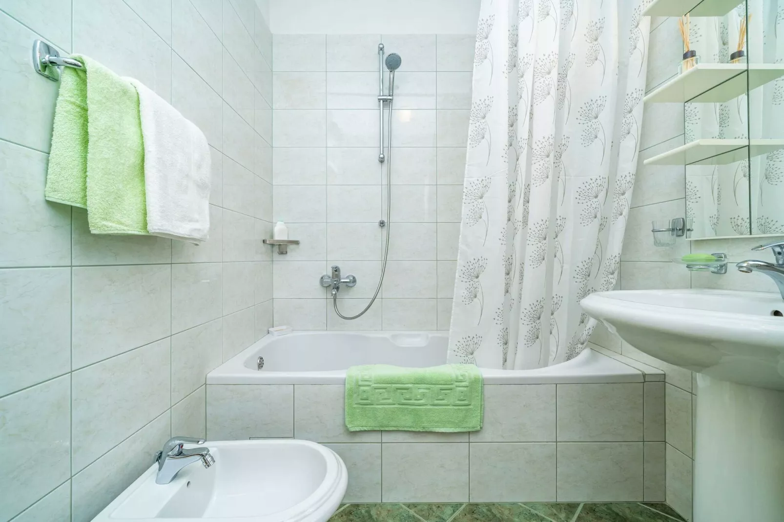 Down Town Apartments - One Bedroom Apartment with Balcony-Bathroom