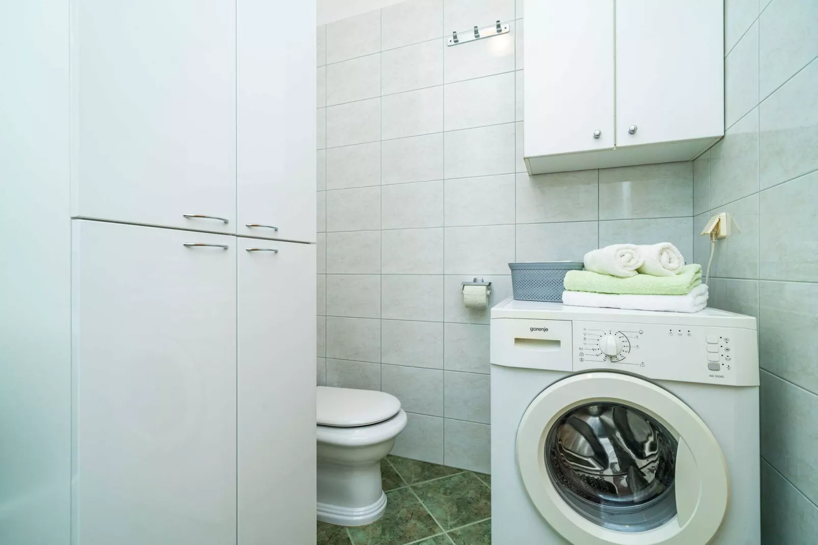 Down Town Apartments - One Bedroom Apartment with Balcony-Bathroom